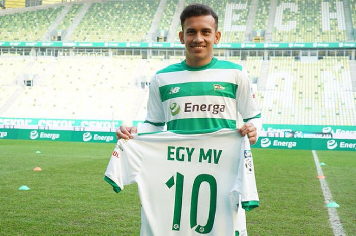    Egy Maulana Vikri saat diperkenalkan ke hadapan publik Lechia Gdansk di Stadion Energa Gdansk, Polandia, Minggu (11/3/2018)   