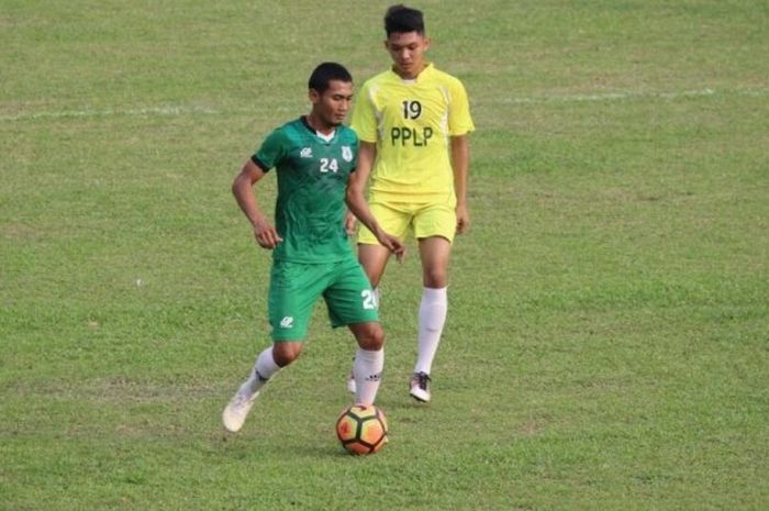 Gelandang senior PSMS Medan, Legimin Raharjo mencoba lepas dari kawalan pemain PPLP Sumut pada uji coba di Stadion Kebun Bunga, Kota Medan, Sabtu (10/6/2017). 