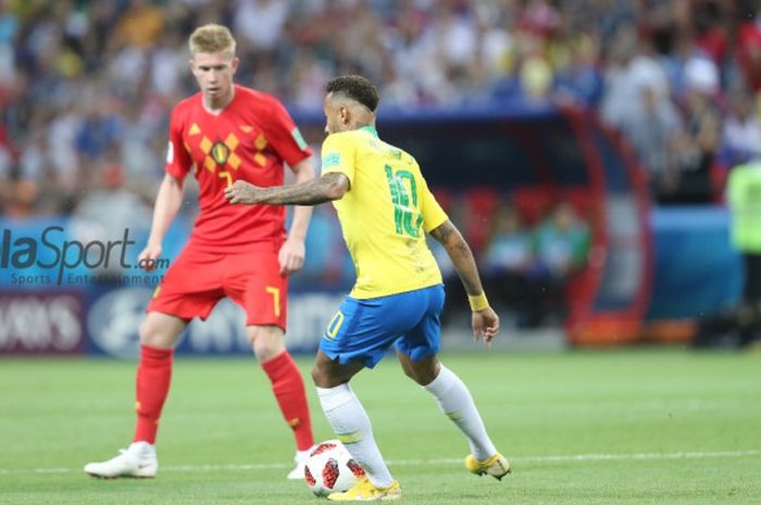 Kevin De Bruyne mengadang Neymar dalam duel babak 8 besar Piala Dunia 2018 antara Belgia versus Brasil di Kazan Arena, 6 Juli 2018.