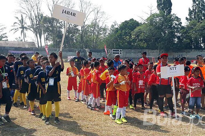 Sejumlah peserta Liga Sepakbola Pelajar (LSP) Piala Menpora U-9 dan U-11 hadir dalam pembukaan di Stadion Abu Bakrin, Magelang, Jawa Tengah, Jumat (8/9/2017).