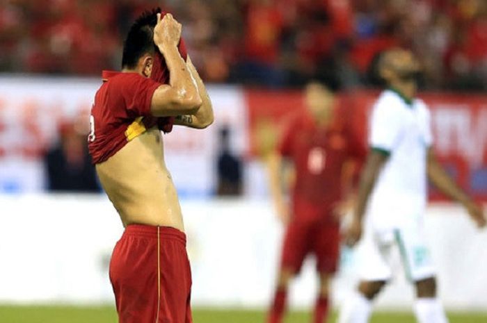 Penyerang Vietnam Ho Tuan Tai menutupi wajahnya setelah laga kontra Timnas Indonesia U-22 berakhir imbang 0-0 di Stadion Selayang, Selasa (22/8/2017)