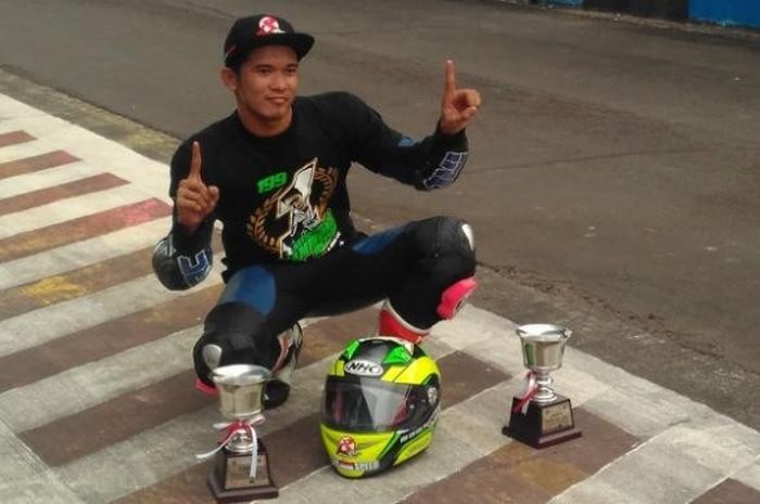 Pebalap Yamaha Yamalube NHK IRC Nissin NGK Bahtera, Syahrul Amin, memamerkan dua trofi dari Kejurnas Sport 150cc dan 250cc IRS 2016, di Sirkuit Sentul, Kabupaten Bogor, Minggu (6/11/2016).