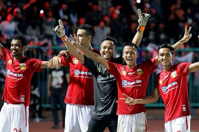 Pemain Bhayangkara FC merayakan kemenangan atas PSCS Cilacap dalam laga Cilacap Cup 2017 dengan skor akhir 0-0 pinalti (3-4) di Stadion Wijayakusuma Cilacap, Jawa Tengah, Jumat (24/03/2017).