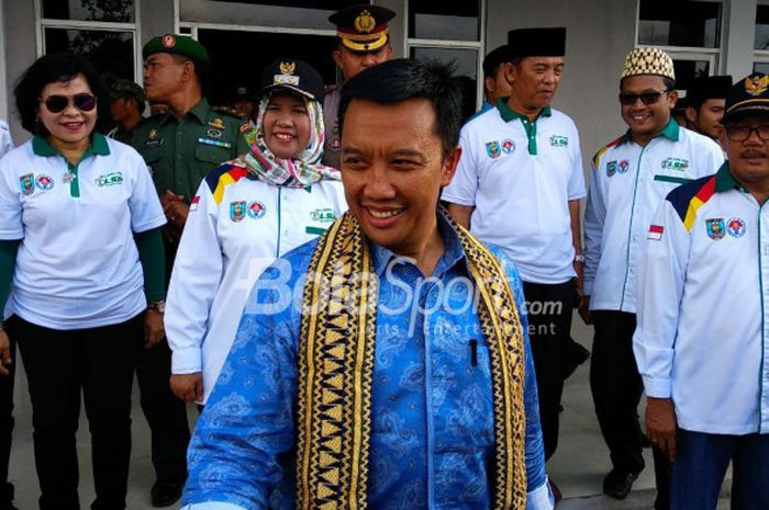Menteri Pemuda dan Olahraga Imam Nahrawi saat tiba di Bandara Taufik Kiemas di Krui, Kabupaten Pesisir Barat, Lampung, Jumat (13/4/2018).