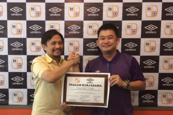 Pemilik yang juga Manajer Barito Putera, Hasnuryadi Sulaiman (tengah) berjabat tangan dengan CEO Umbro Indonesia, Ryan Gozali seusai penandatanganan piagam kerja sama di Office 8, Senopati, Jakarta Selatan, Kamis (19/10/2017).  