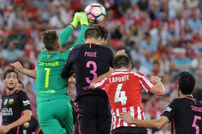  Kiper FC Barcelona, Marc-Andre ter Stegen, beraksi dalam pertandingan La Liga melawan Atheletic Bilbao di Stadion San Mames, Bilbao, Spanyol, 28 Agustus 2016. 