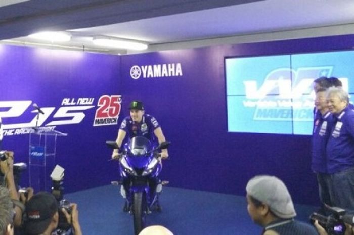 Pebalap Movistar Yamaha, Maverick Vinales, berpose di atas motor Yamaha seri R15 setelah peluncuran motor di Sirkuit Sentul, Bogor, Jawa Barat, Senin (23/1/2017).