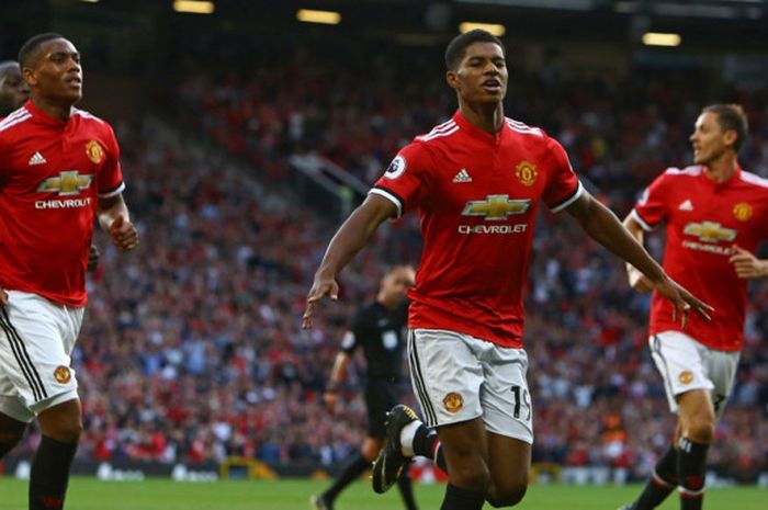 Striker Manchester United, Marcus Rashford (kedua dari kanan), merayakan gol yang dia cetak ke gawang Leicester City dalam laga Liga Inggris di Stadion Old Trafford, Manchester, pada 26 Agustus 2017.