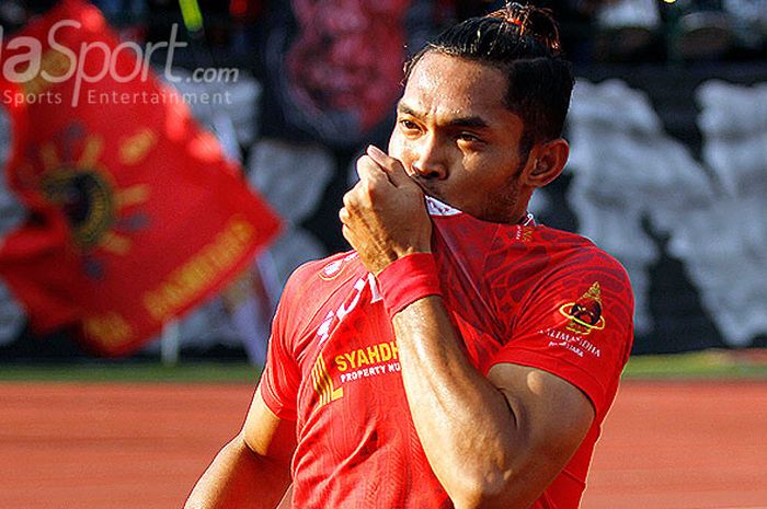 Penyerang Persis Solo, Ikhwan Azka Fauzi Wibowo, melakukan selebrasi seusai membobol gawang PSPS Riau dalam laga lanjutan Liga 2 2018 di Stadion Manahan, Minggu (29/4/2018).