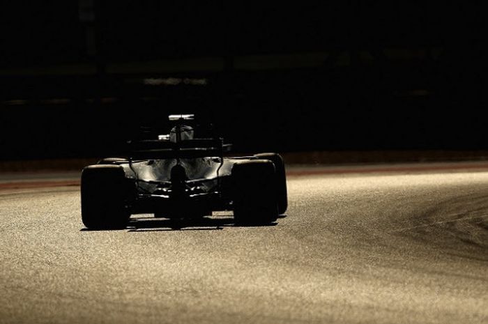 Pebalap Mercedes, Lewis Hamilton, memacu mobil pada kualifikasi GP Amerika Serikat di Circuit of The Americas (COTA) di Austin, Sabtu (21/10/2017).