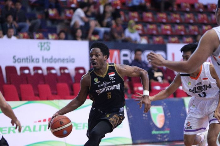 Point guard asing Bank BPD DIY Bima Perkasa Jogja, Anthony McDonald, berupaya melewati penjagaan pemain NSH Jakarta pada laga musim reguler IBL 2017-2018 di Sritex Arena, Solo, Jawa Tengah, Sabtu (23/12/2017).