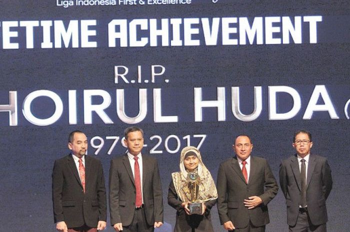 Pemberian penghargaan Lifetime Achievement untuk almarhum Choirul Huda pada malam penghargaan Liga 1 musim 2017 di Hotel Mulia, Senayan, Jumat (22/12/2017).