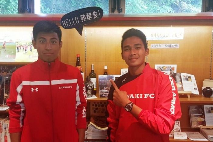 Pesepak bola asal Indonesia, Bagas Adi Nugroho (kanan), dan Hanif Sjahbandi, sedang berlatih di FC Tokyo. 
