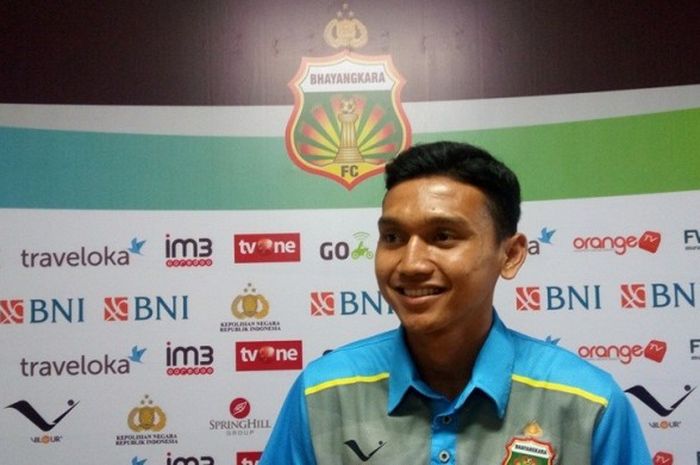 Striker Bhayangkara FC, Dendy Sulistyawan, menjalani jumpa pers  di Stadion Patriot, Rabu (19/4/2017), untuk membahas partai Liga 1 kontra Perseru Serui.