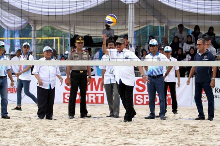 Gubernur Sumsel Alex Noerdin melakukan servis menandai pembukaan turneman bola voli pantai Asia Pasifik seri Jepang, Kamis (19/10/2017).