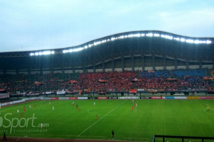 Suasana pertandingan antara tuan rumah Persija Jakarta kontra Perseru Serui di Stadion Patriot Chandrabhaga, Bekasi, Senin (8/10/2018).