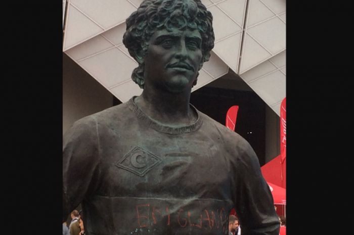 Patung Fyodor Cherenkov, legenda sepak bola Spartak Moskva yang menjadi korban vandalisme oknum suporter.
