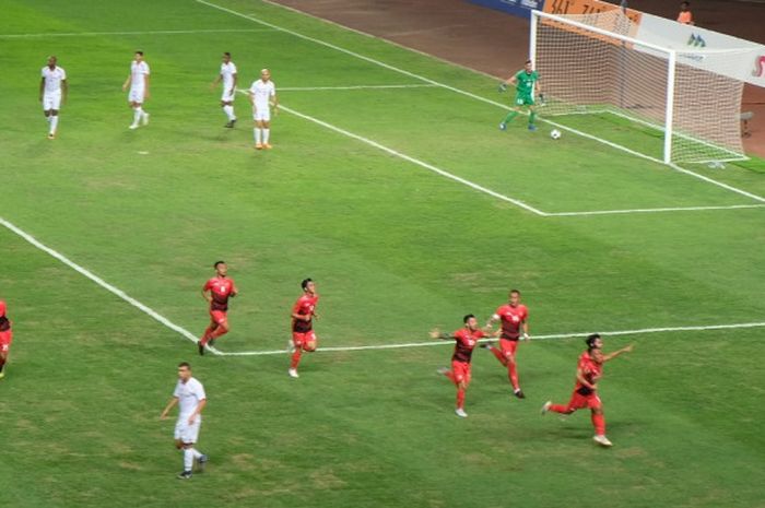 Selebrasi gelandang timnas U-23 Indonesia, Irfan Jaya, seusai mencetak gol ke gawang Palestina  dalam pertandingan lanjutan Grup A cabang sepak bola Asian  Games 2018 di Stadion Patriot, Rabu (15/8/2018). 
