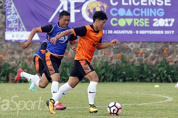 Pemain Arema FC, Ahmad Bustomi (rompi kuning) saat mengikuti kursus Lisensi C AFC di Agrokusuma Batu, Jawa Timur (31/08/2017) Kamis pagi. 