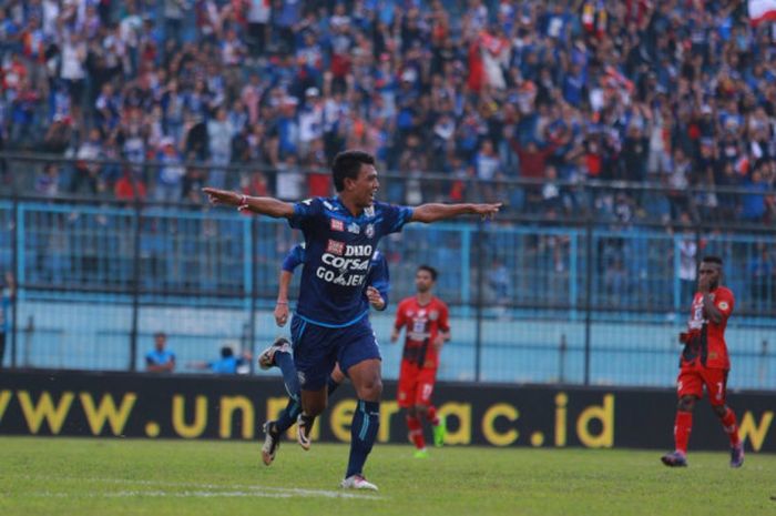 Dedik Setiawan melakukan selebrasi setelah mencetak gol ke gawang Persiba Balikpapan, Jumat (18/8/2017).
