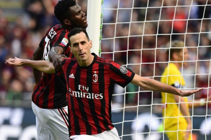 Penyerang AC Milan, Nikola Kalinic, merayakan gol yang ia cetak ke gawang Udinese dalam laga Liga Italia di Stadion San Siro, MIlan, Minggu (17/9/2017).