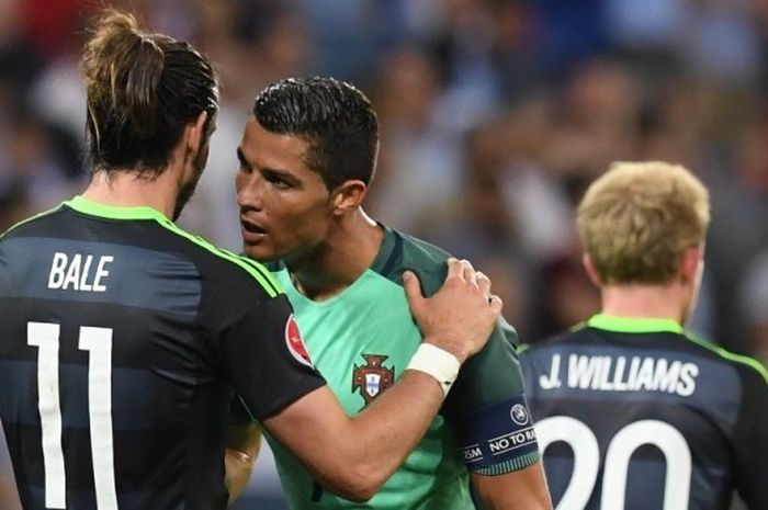 Cristiano Ronaldo berbicara dengan Gareth Bale setelah Portugal menang atas Wales pada partai semifinal Piala Eropa di Stade Parc Olympique Lyonnais, Rabu (6/7/2016).