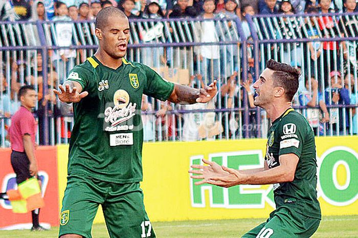 Pemain Persebaya Surabaya, Robertino Pugliara (kanan) meluapkan euforia setelah David da Silva (kiri) mencetak gol ke gawang Persela Lamongan pada laga pekan kedua Liga 1 2018 di Stadion Surajaya, Lamongan, Jumat (30/3/2018). 