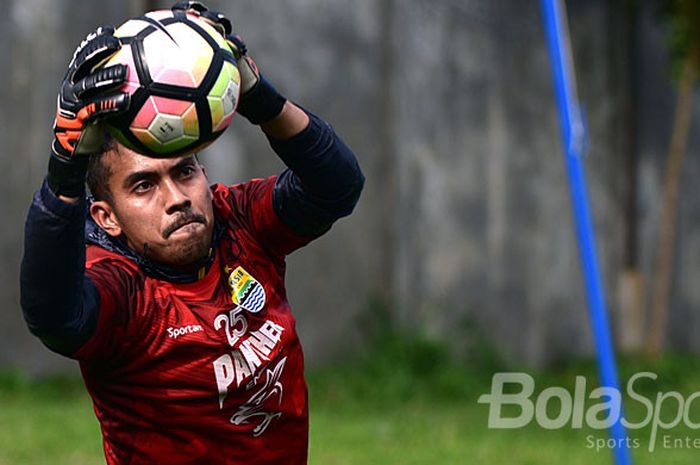 Penjaga gawang Persib, Imam Arief Fadillah, mengikuti program latihan di Lapangan Lodaya, Kota Bandung beberapa hari lalu.