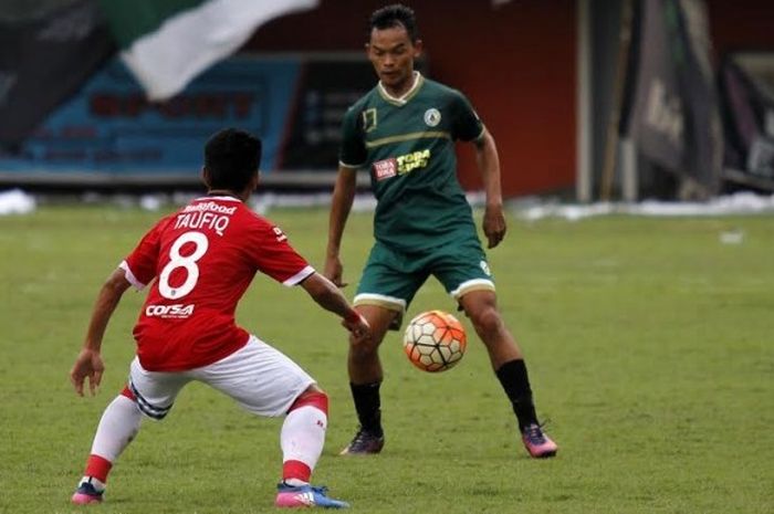 Gelandang PSS, Busari (kanan) dihadang pemain tengah Bali United pada uji coba di Stadion Maguwoharjo, Sleman, Minggu (19/3/2017). 