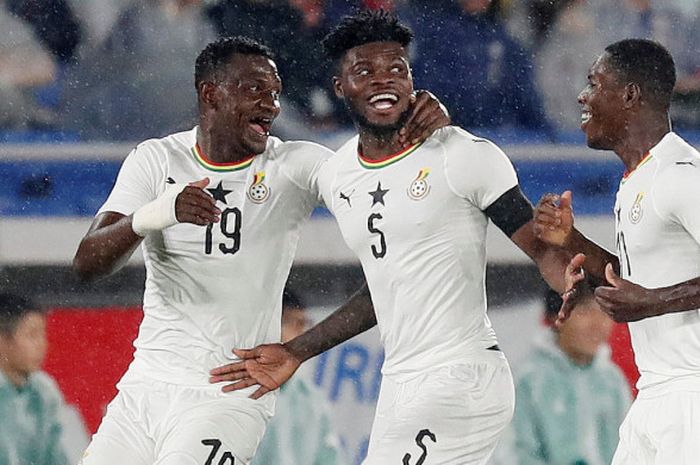 Trio pemain timnas Ghana, Nicholas Opoku, Thomas Partey (tengah), dan Lumor Agbenyenu (kanan) bersuka cita seusai membobol timnas Jepang pada uji coba internasional di Stadion Nasional Yokohama, 30 Mei 2018. 