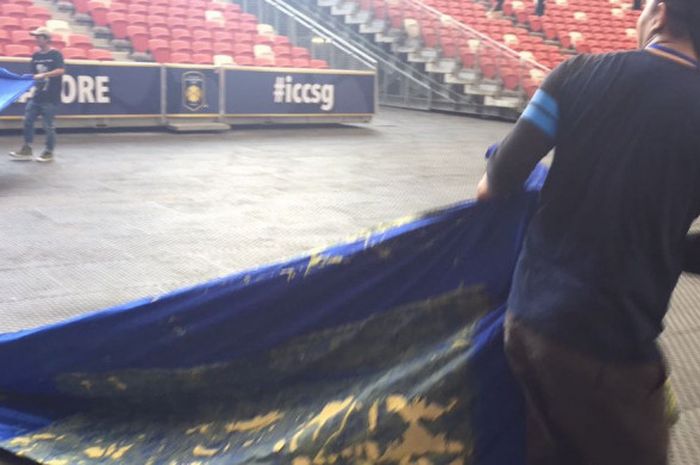 Inter Club Indonesia bersiap membentangkan spanduk ICI di Stadion Nasional Singapura