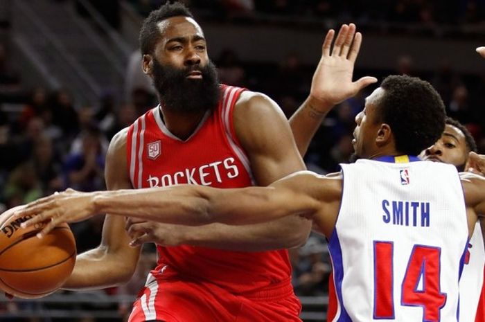 Bintang Houston Rockets, James Harden (jersey merah, #13), berupaya untuk mengoper bola sambil dijaga pemain Detroit Pistons, Ish Smith (#14), saat menjalani laga lanjutan musim reguler NBA 2016-2017 di Palace of Auburn Hills, Auburn Hills, Michigan, Amerika Serikat, James Harden #13 of the Houston Rockets tries to pass around Ish Smith #14 of the Detroit Pistons during the second half at the Palace of Auburn Hills, Auburn Hills, Michigan, Amerika Serikat, 21 November 2016. Rockets menang 99-96.