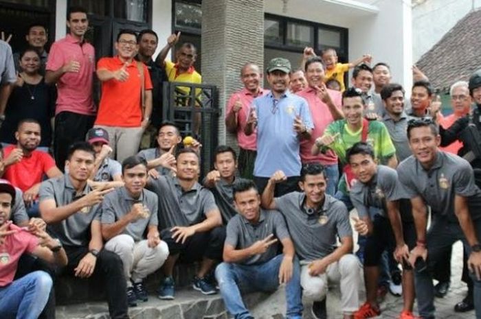 Para pemain Bhayangkara Surabaya United (BSU) berpose bersama di depan rumah Suroso yang berlokasi di di kawasan Blimbing, Kota Malang, Sabtu (14/5/2016) sore. 