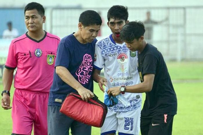 Gelandang PSPS Riau, Firman Septian, dibawa keluar lapangan dengan mulut berdarah setelah dilanggar pemain PSBL Langsa, Rizaldi, dalam laga lanjutan Liga 2 di Stadion Langsa, Aceh, Minggu (21/5).