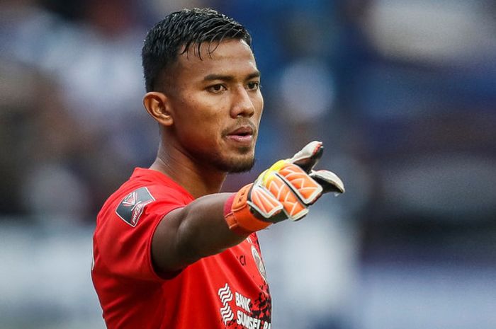  Kiper Sriwijaya FC, Teja Paku Alam, saat melawan Persib Bandung di Piala Presiden 2018.