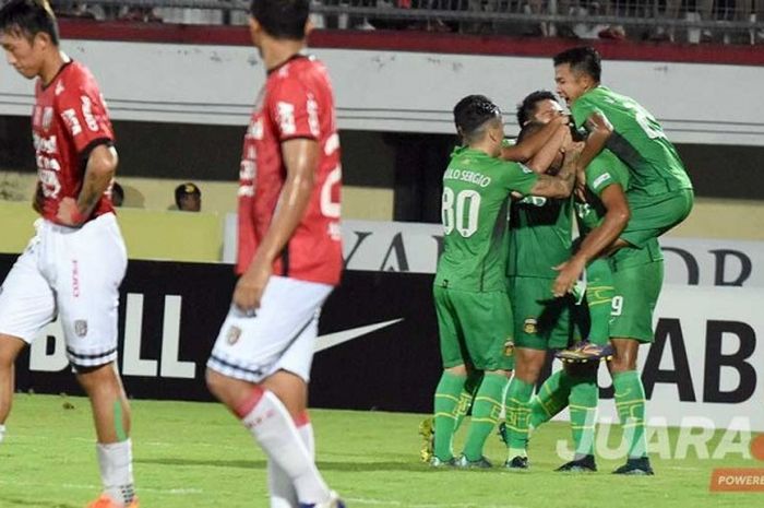 Pemain Bhayangkara FC merayakan gol yang dicetak striker Thiago Furtuoso saat melawan Bali United di Stadion Kapten I Wayan Dipta, Gianyar, Jumat (9/6/2017) malam.