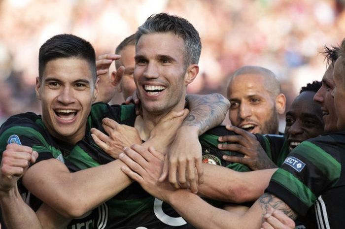 Penyerang Feyenoord Rotterdam, Robin van Persie (tengah), merayakan gol ke gawang AZ Alkmaar dalam laga final Piala Belanda di Stadion De Kuip, Rotterdam pada 22 April 2018.