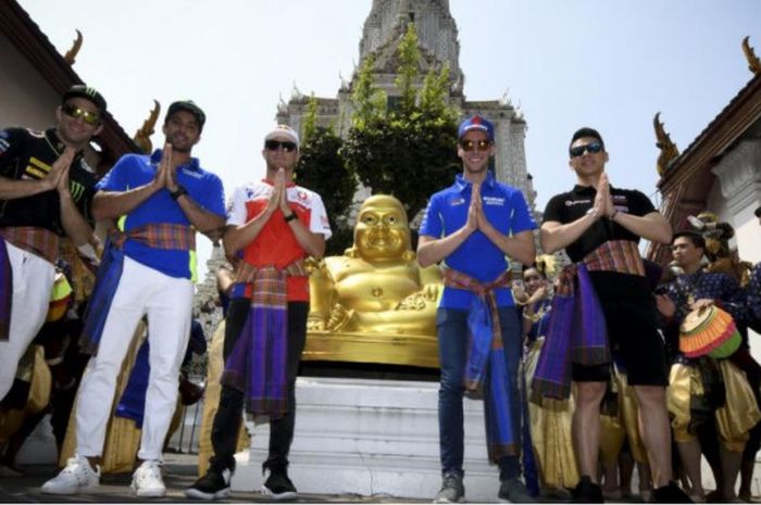 Dari kiri ke kanan: Johann Zarco, Andrea Iannone, Jack Miller, Alex Rins, dan Takaaki Nakagami mengunjungi Wat Arun di Bangkok, Thailand, Rabu (14/2/2018).