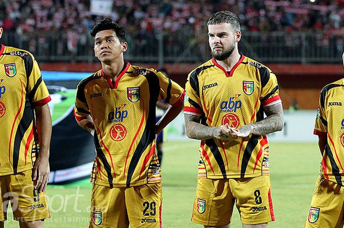     Pemain Mitra Kukar (kiri-kanan): Fernando Rodrigues Ortega, Septian David Maulana, Danny Sean Gu