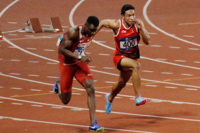 Sprinter asal Indonesia, Lalu Muhammad Zohri (kanan), berduel dengan Tosin Ogunode (Qatar) pada fina