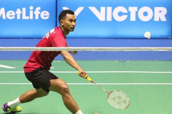  Pebulu tangkis tunggal putra Indonesia, Tommy Sugiarto, saat menjalani pertandingan melawan Marc Zwiebler (Jerman) pada babak kesatu Malaysia Terbuka yang berlangsung di Stadium Perpaduan, Kuching, Rabu (5/4/2017). Tommy menang 21-13, 21-9. 