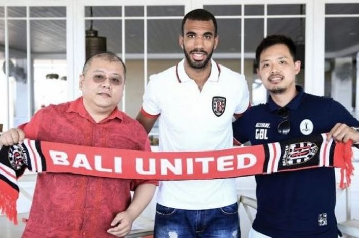 Striker asal Belanda, Sylvano Dominique Comvalius seusai menandatangani kontrak kerja semusim dengan Bali United lalu pose dengan CEO klub anyarnya, Yabes Tanuri dan agennya, Gabriel Budi Liminto (kanan) di Kuta pada Jumat (10/3/2017). 