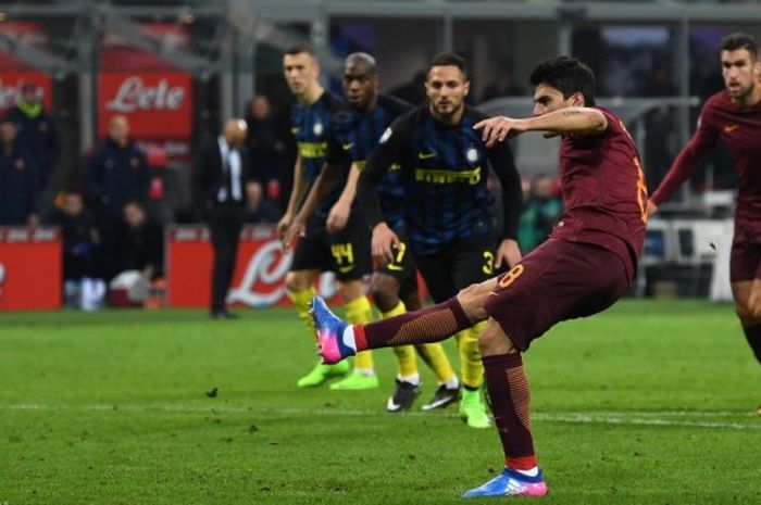 Gelandang AS Roma, Diego Perotti, menjebol gawang Inter Milan dari penalti dalam laga Serie A di Stadion Giuseppe Meazza, Milan, Italia, pada 26 Februari 2017.