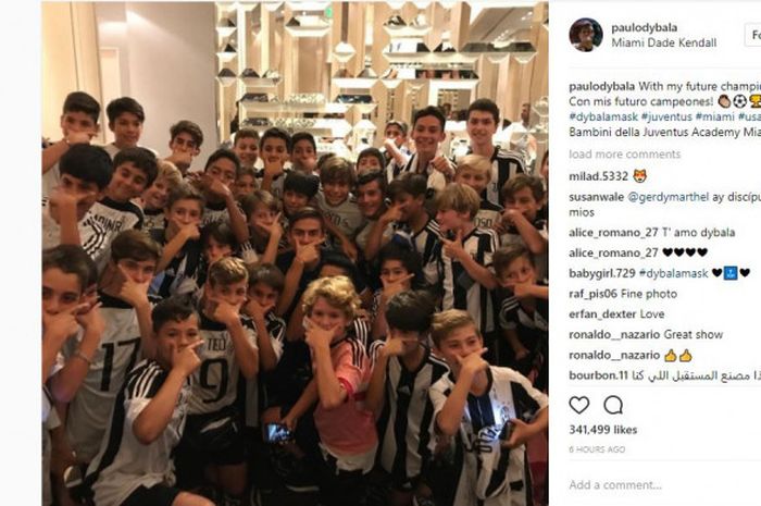 Paulo Dybala bersama anak-anak Juventus Academy Florida, Miami, Amerika Serikat, pada Rabu (26/7/2017).
