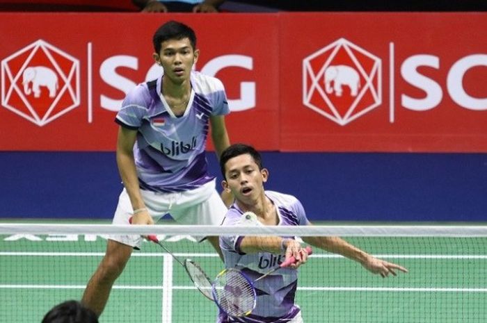 Pasangan ganda putra Indonesia, Fajar Alfian/Muhammad Rian Ardianto, sedang mengembalikan kok ketika berlaga pada babak semifinal Thailand Terbuka menghadapi Takuto Inoue/Yuki Kaneko, di Nimibutr Stadium, Sabtu (8/10/2016).