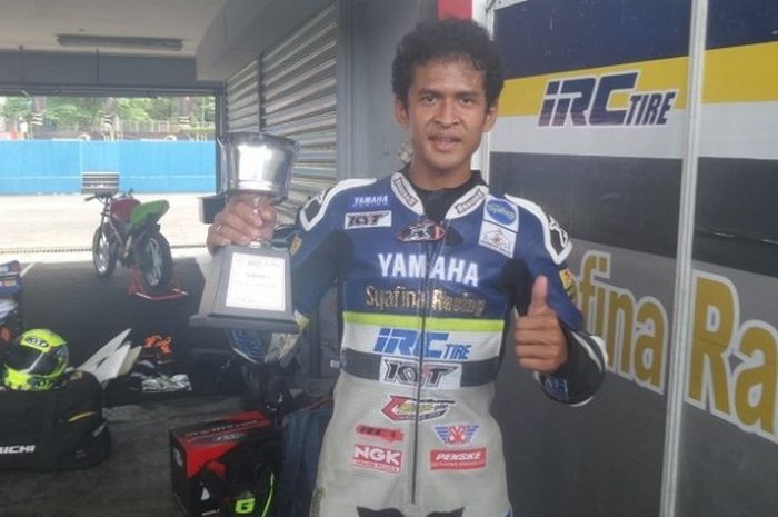 Pebalap Yamaha IRC KYT Crimpie Syafina Racing Team, Rafid Topan Sucipto, berpose dengan trofi kemenangannya pada balapan kedua kelas Sport 250cc seri pertama Indospeed Race Series (IRS) 2017 di Sirkuit Sentul, Kabupaten Bogor, Minggu (19/3/2017).
