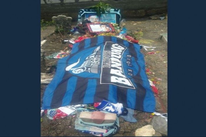 Peristirahatan terakhir Choirul Huda yang 'dipayungi' dengan bendera dari Bobotoh