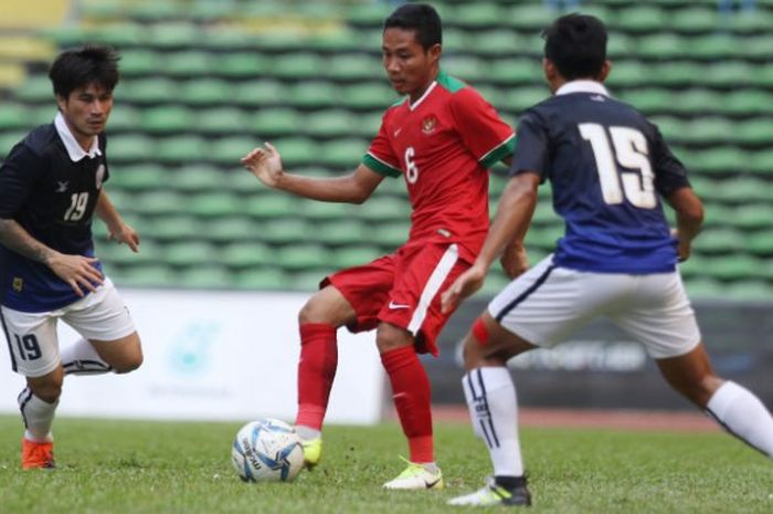 Gelandang timnas U-22 Indonesia, Evan Dimas di antara dua pemain bertahan Kamboja pada laga kelima Grup B SEA Games 2017 di Stadion Shah Alam, Selangor pada Kamis (24/8/2017). 