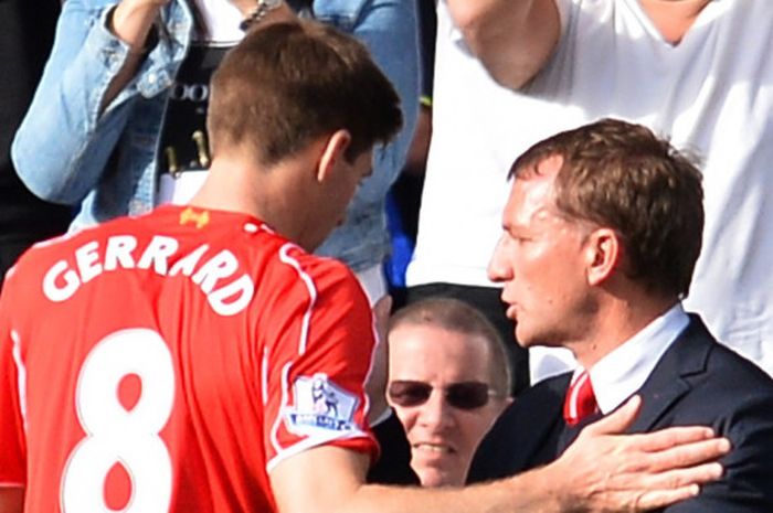 Steven Gerrard (kiri) dan pelatih Brendan Rodgers saat keduanya masih berada di Liverpool dalam laga menghadapi Chelsea, 10 Mei 2015.