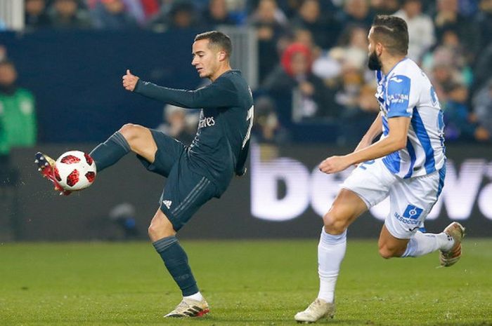 Penyerang Real Madrid, Lucas Vazquez, berduel dengan bek Leganes, Dimitris Siovas, dalam laga leg kedua fase 16 besar Copa del Rey di Stadion Municipal de Butarque, Rabu (16/1/2019).